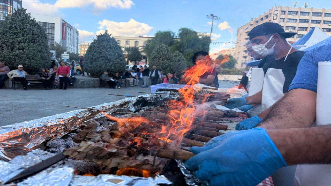 Cağ kebabı ateşi İzmir’i sardı