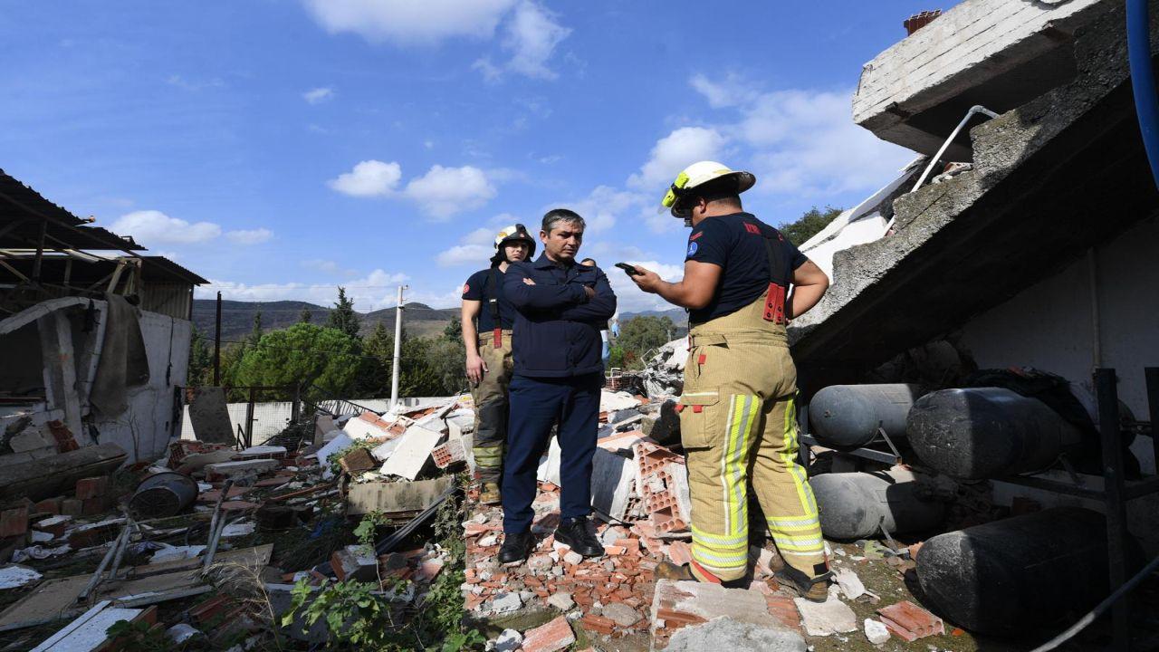 İzmir İtfaiyesi göçük altında kalan yurttaşı kurtardı
