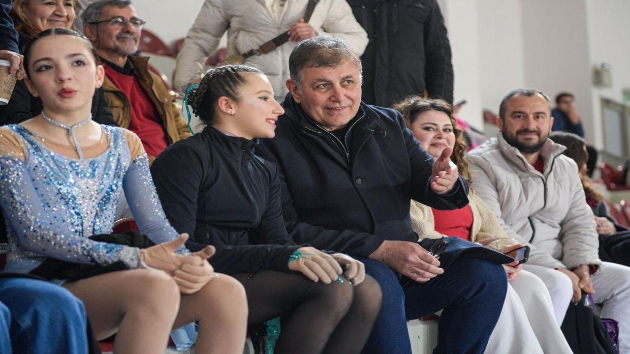 "İzmir’in buz pisti yeni döneme hazır"