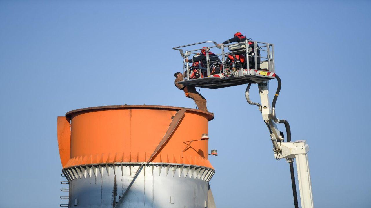 Mahsur kalan işçilere 90 metrelik merdivenle ulaştılar