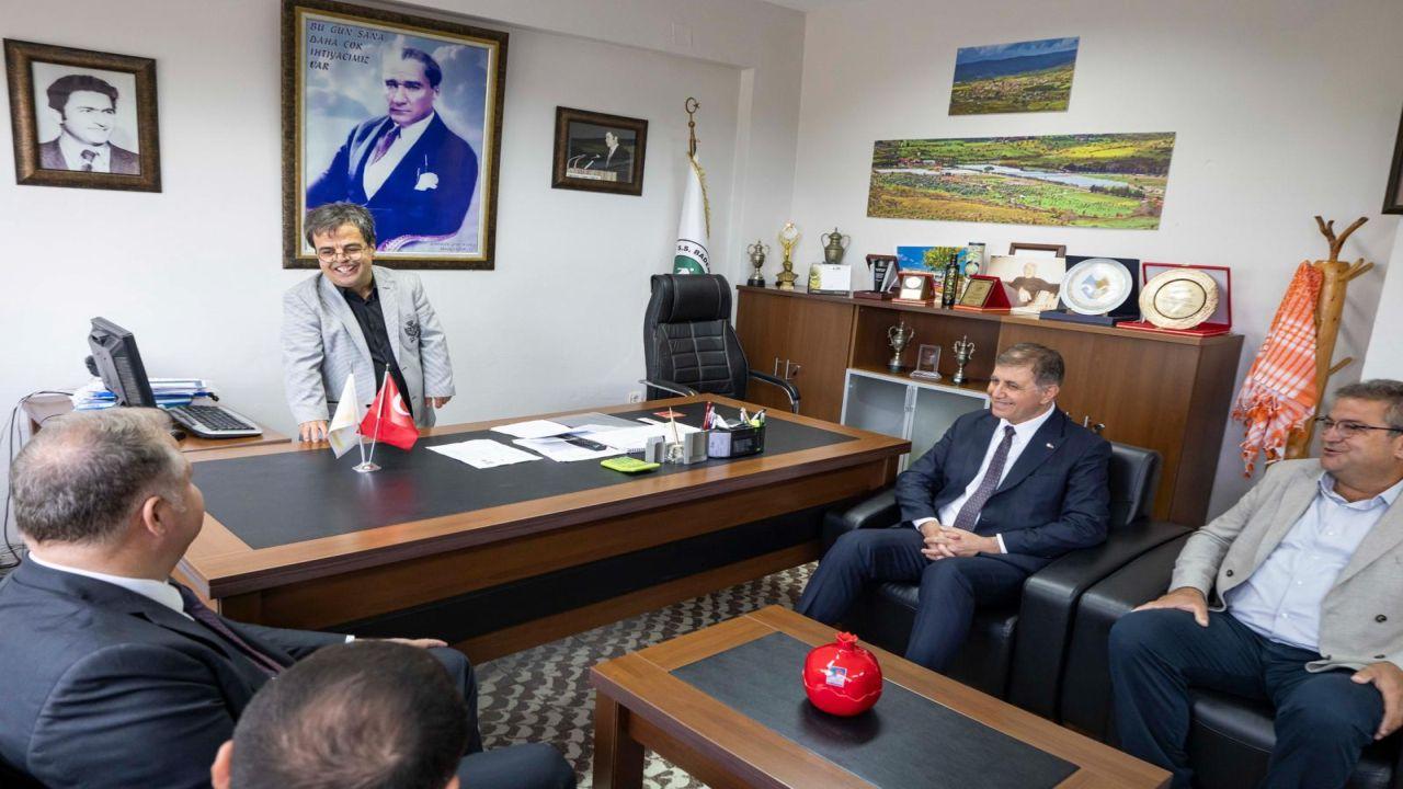 Sezonun ilk zeytinyağı Başkan Tugay’dan