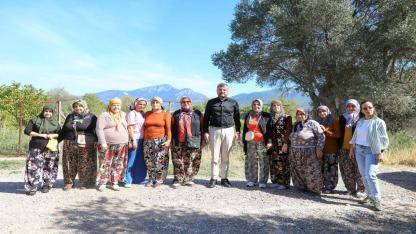 “Ürettikçe yaşamı güzelleştiren tüm kadın çiftçilerin yanındayız”