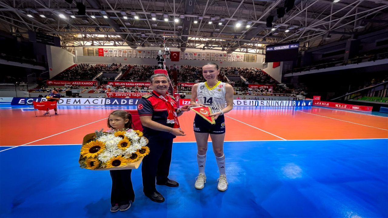 Voleybolun yıldızlarından İzmir İtfaiyesi’ne teşekkür