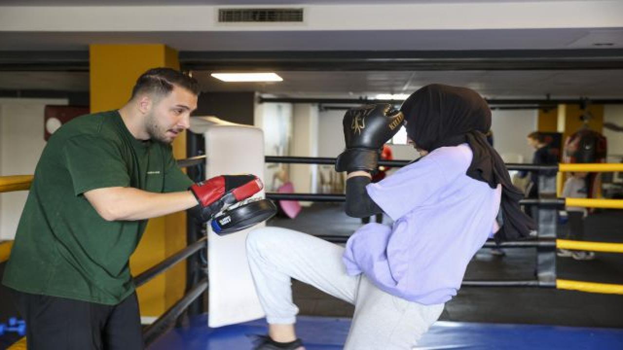 Bucalı kadınlar kick boks dersleriyle güçleniyor