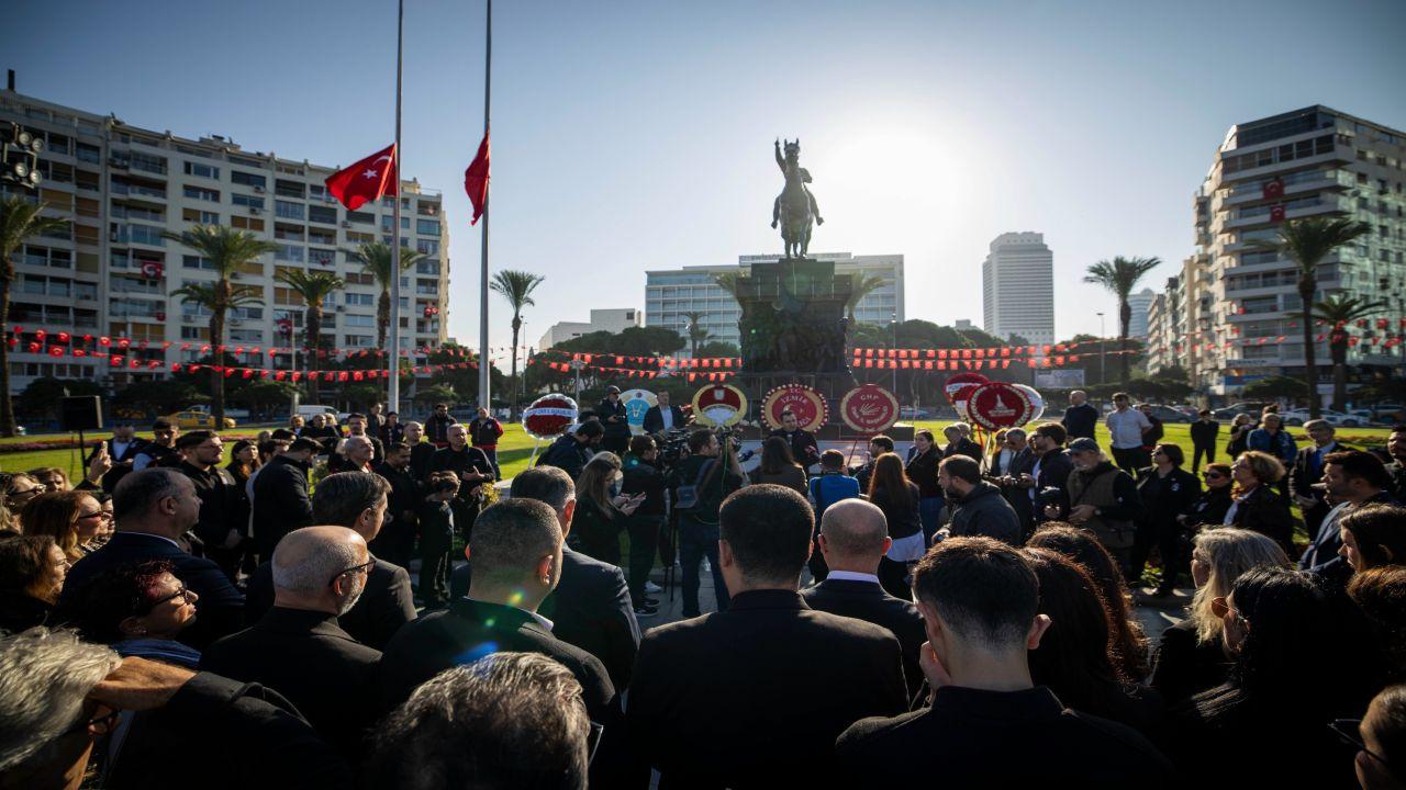 CHP İzmir Atatürk’ü minnetle andı