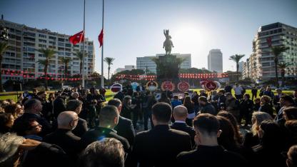 CHP İzmir Atatürk’ü minnetle andı