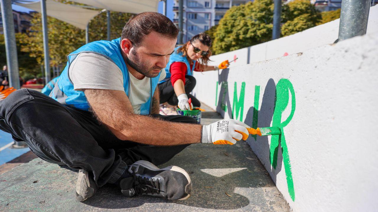İzmirli gönüllüler el ele vererek doğa için temizlediler