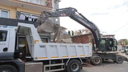 Konak’ta metruk yapıların yıkımı devam ediyor