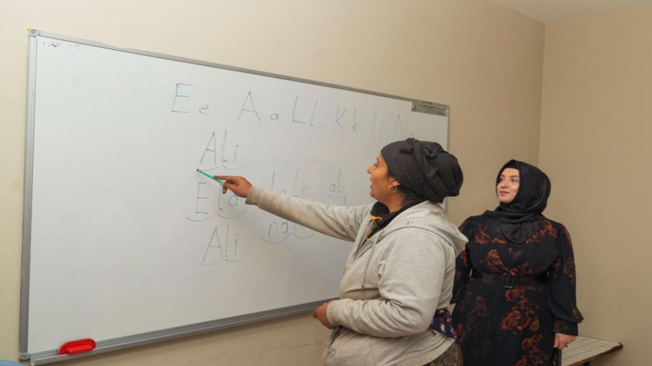 “Emojilerle konuşuyorduk, şimdi okuma yazma öğreniyoruz”