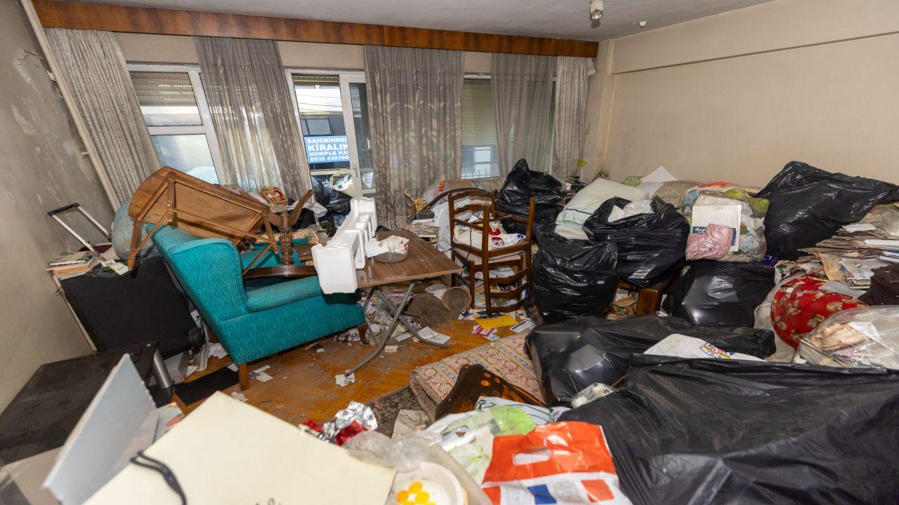Konak’ta Çöp Ev Müdahalesi: Ev Değil Adeta Atık Deposu