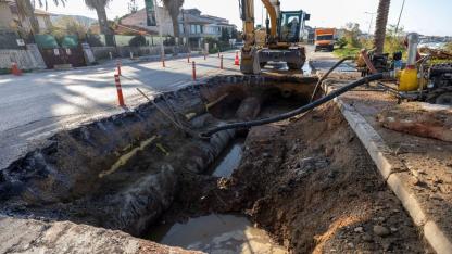 Mithatpaşa Caddesi’ndeki ana boru arızası için İZSU seferber oldu