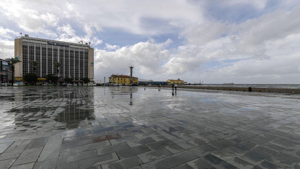 Fırtına duvarı Kordon’da taşkını önledi