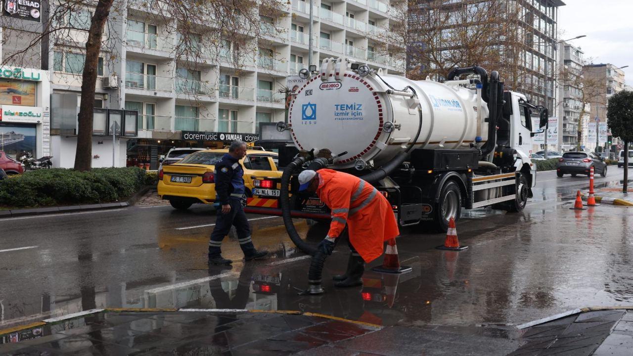 İzmir Büyükşehir Belediyesi ekipleri sağanak nedeniyle seferber oldu