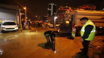 İzmir Büyükşehir Belediyesi ekipleri sağanak yağış nedeniyle seferber oldu