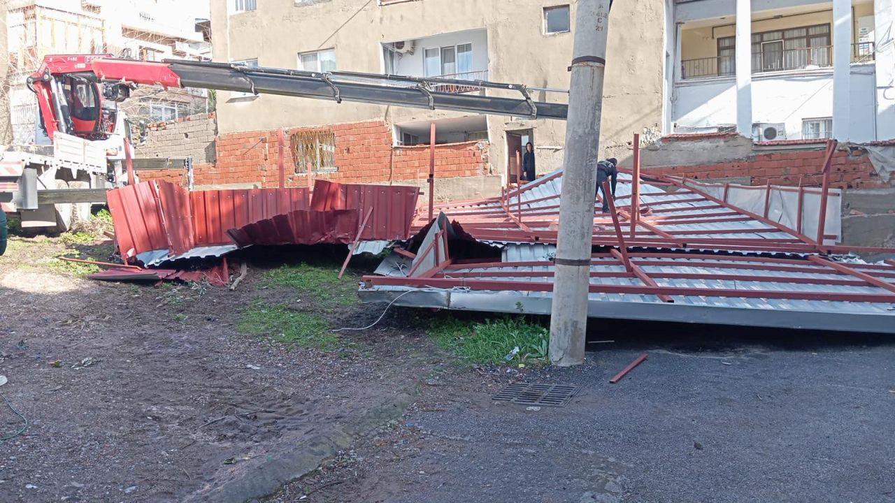 İzmir Büyükşehir Belediyesi ekiplerinin sağanak ve fırtına mesaisi