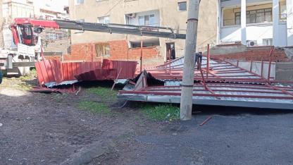 İzmir Büyükşehir Belediyesi ekiplerinin sağanak ve fırtına mesaisi