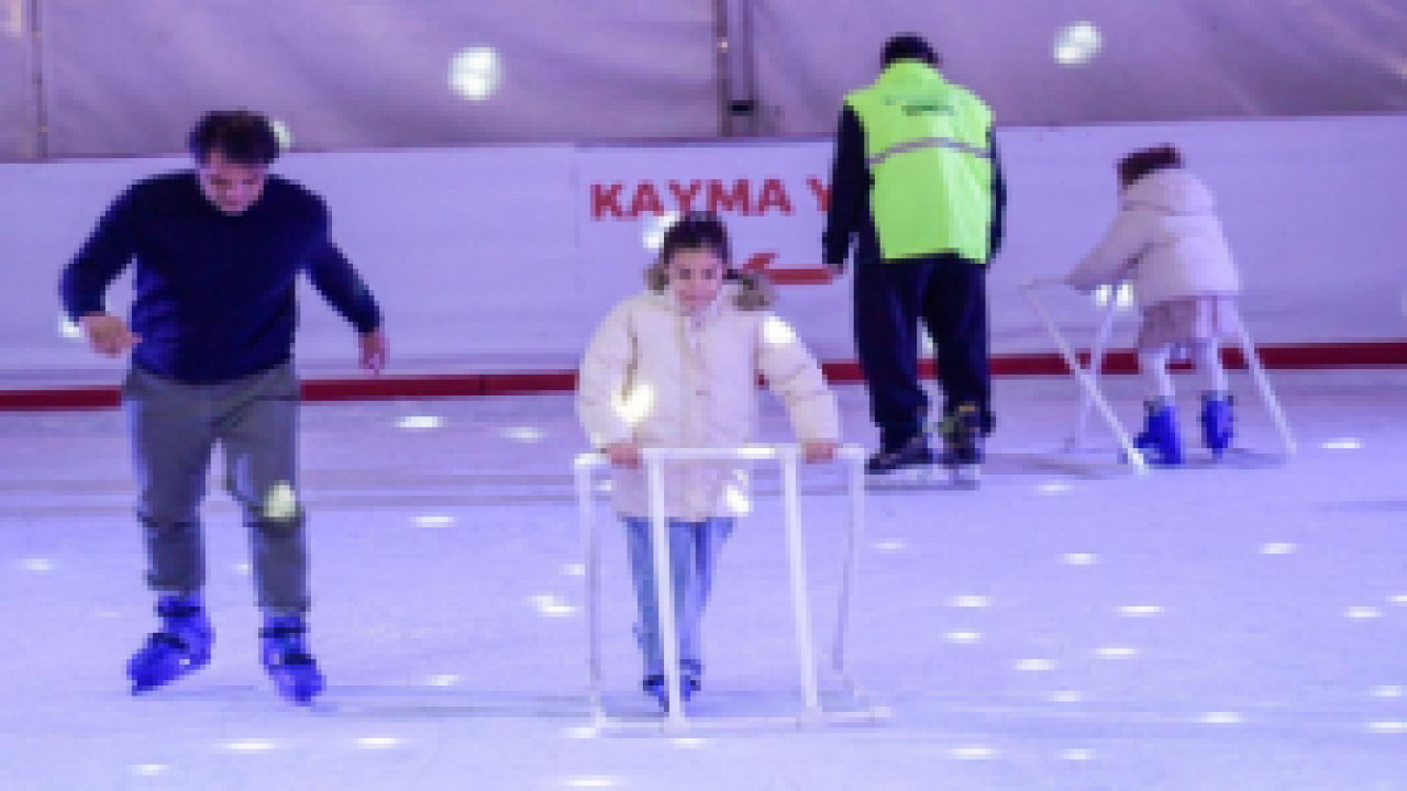 İzmir'de kışın keyfi buzda yaşanıyor