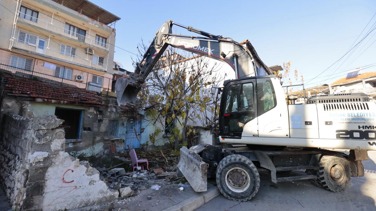 Konak’ta metruk bina yıkımları sürüyor