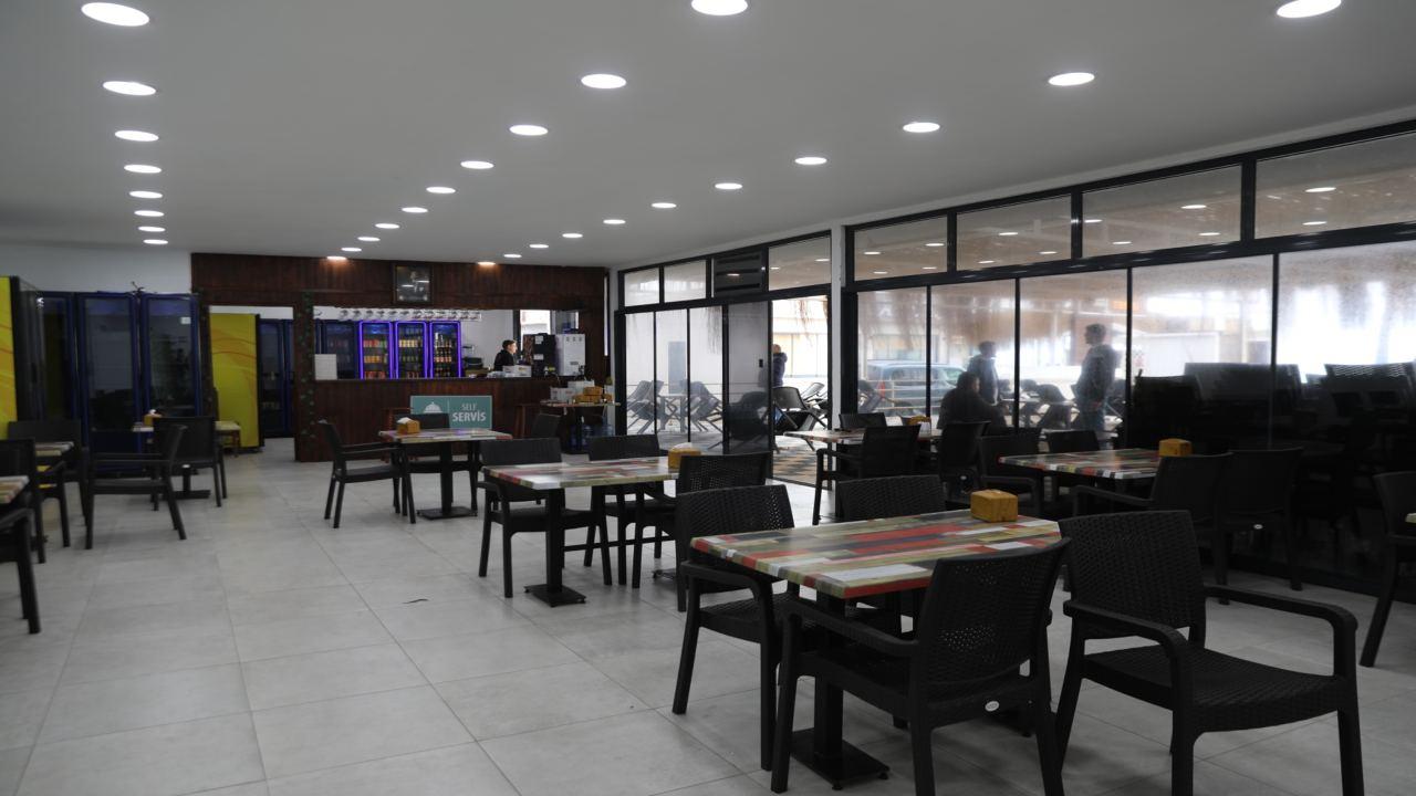 Ürkmez Sosyal Tesisi: Yazın Sahil Keyfi, Kışın Konforlu Ortam