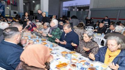 Başkan Tugay binlerce Bucalıyla ramazan sofrasında buluştu
