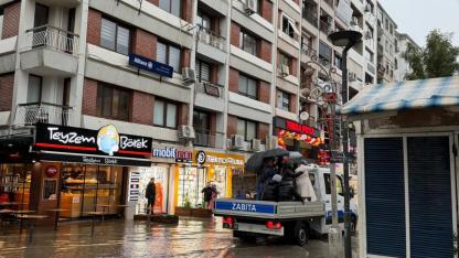 Büyükşehir’in zabıtası İzmirliyi sırtında taşıdı