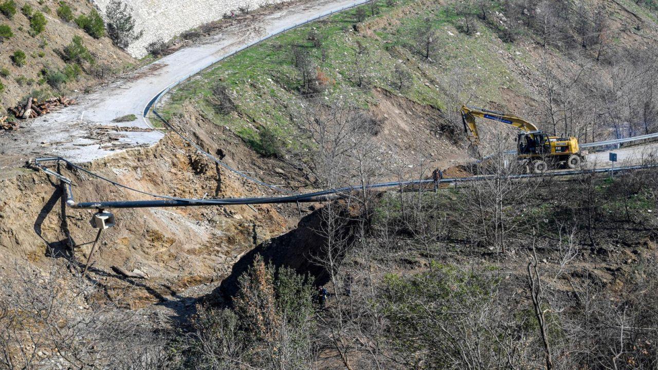 Çöken yolda çalışmalar başladı