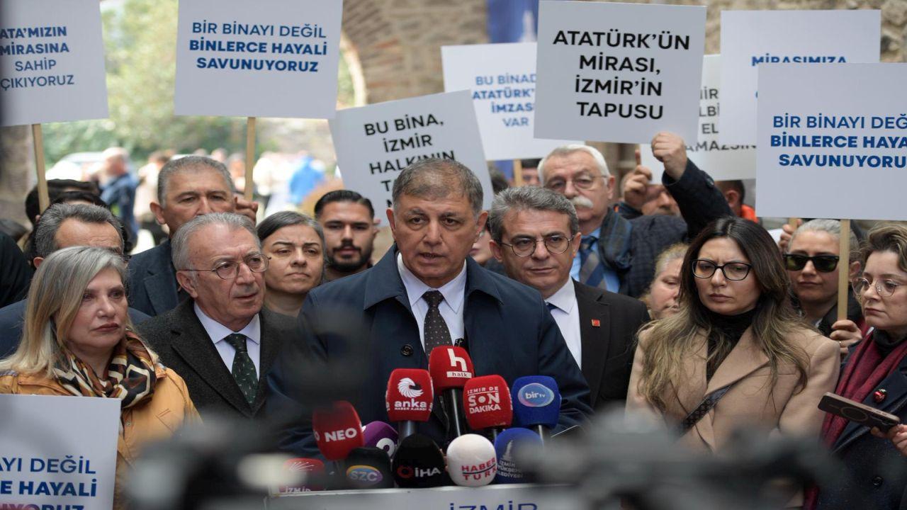 İzmir'de yalnız direniş: Cemil Tugay, Meslek Fabrikası önünde